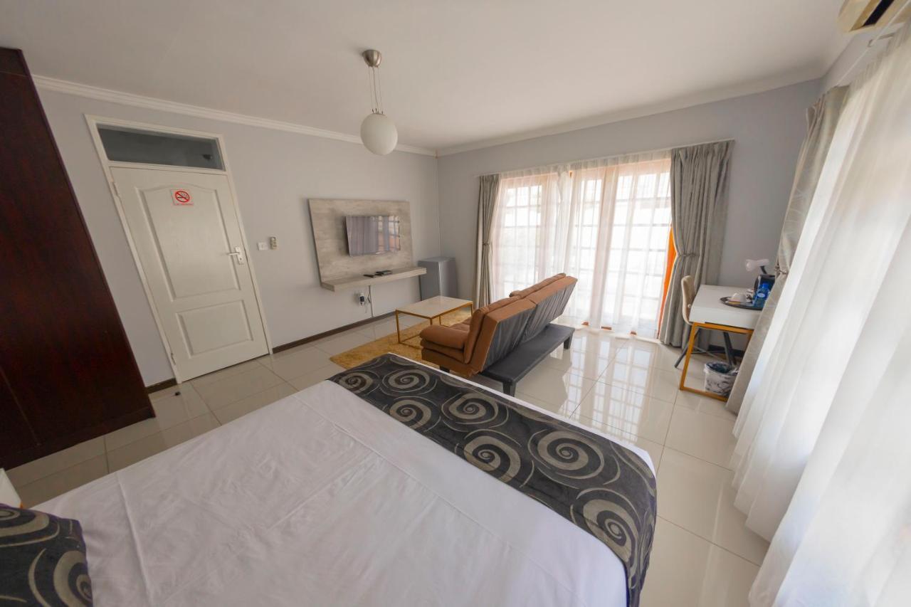 Green Lagoon Guest House Gaborone Buitenkant foto